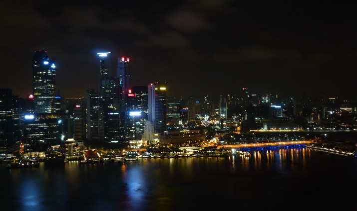 Aussicht bei Nacht aus dem Deluxe Room im 44. Stock auf die Marina Bay
