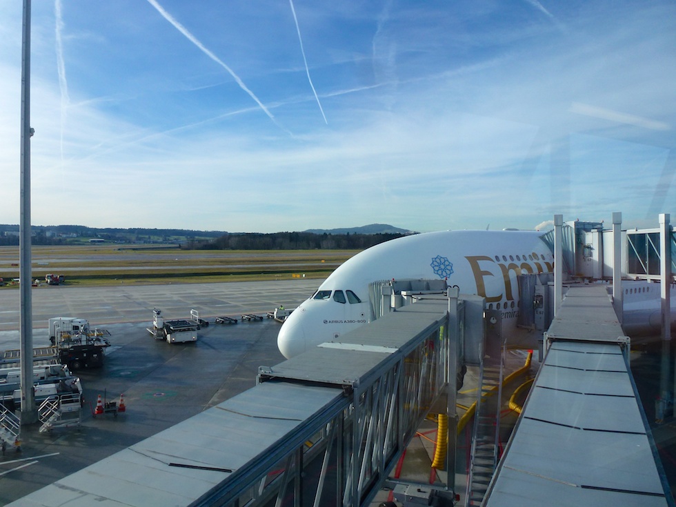 Emirates A380 am Fingerdock am Flughafen Zürich