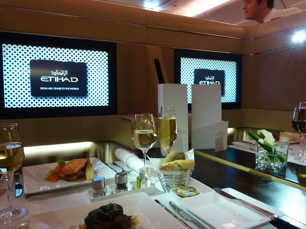 Gediegen dinieren in der First-Class des Etihad A330-300