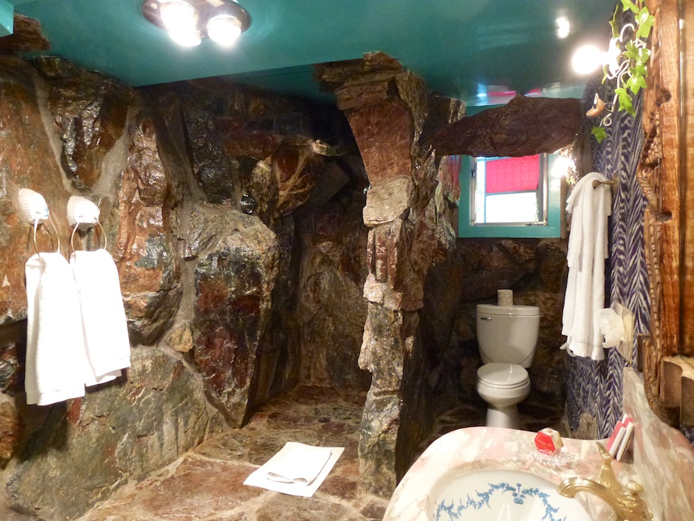 Badezimmer im Jungle Rock Zimmer: Echter Fels und eine Wasserfalldusche