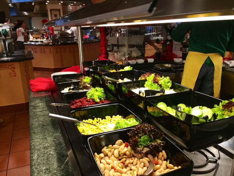 Salatbuffet - Nur eines von vielen Essenstationen im Buffetrestaurant des Robinson Club Schweizerhof