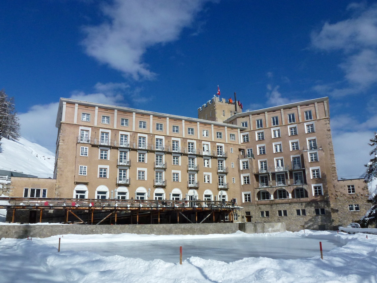 Hotel Castell Zuoz - Mit eigenem Eisfeld gleich vor der Sonnenterrasse