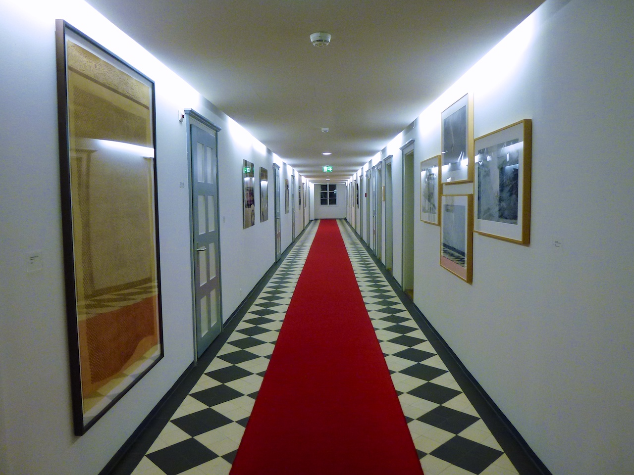 Die Zimmergänge: Während sich die Gäste hinter den doppelten Zimmertüren zurückziehen können, gibts im Gang Kunstwerke aus der Sammlung von Ruedi Bechter zu sehen.