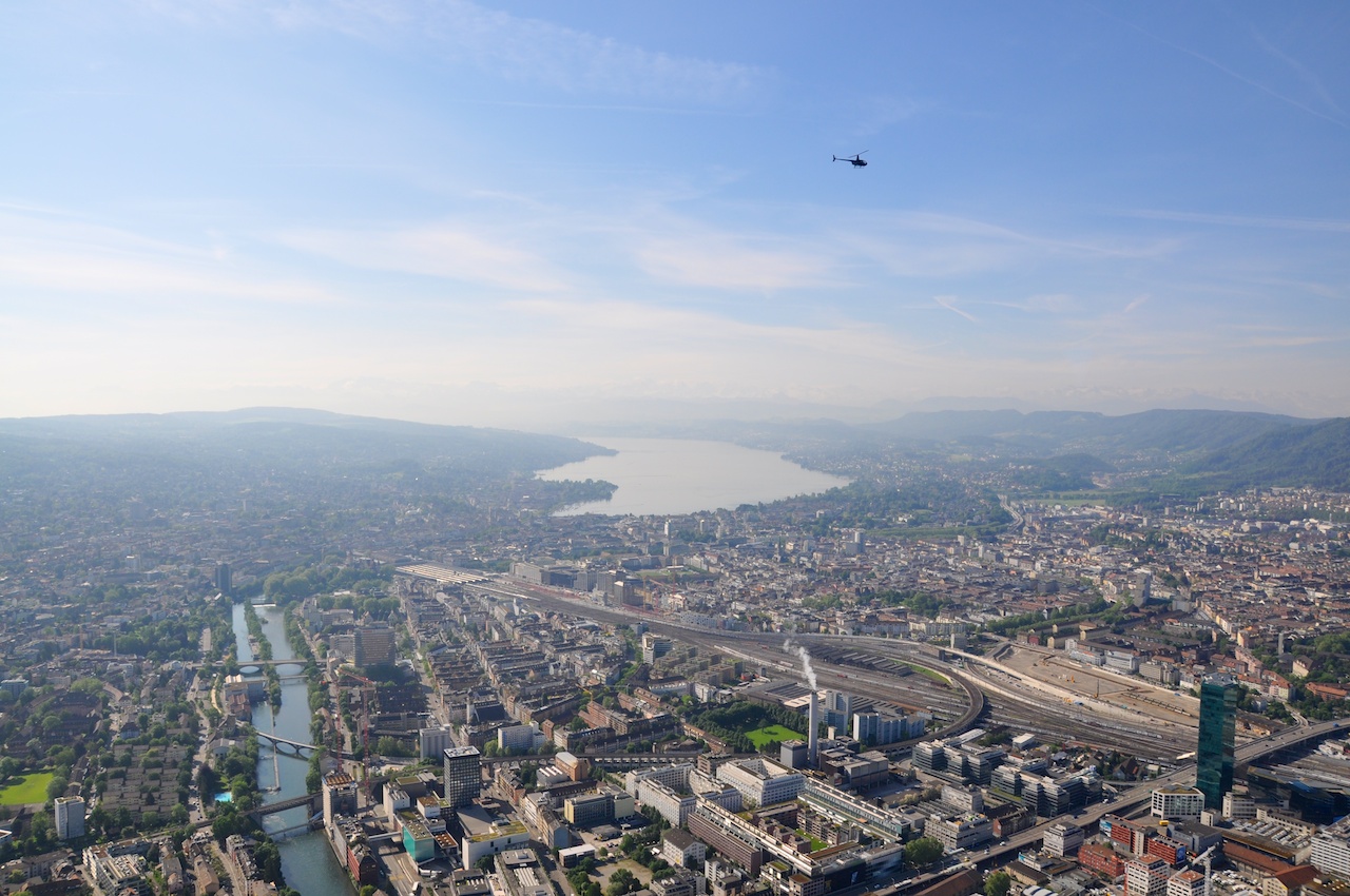 Zürich mit Primetower, Hauptbahnhof und See