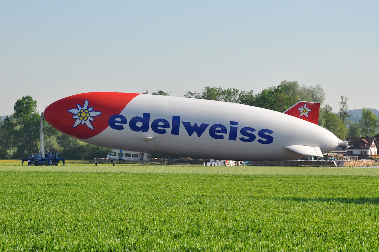 Der Edelweiss Zeppelin, vor dem ersten Flug am Morgen noch am Mast festgemacht.