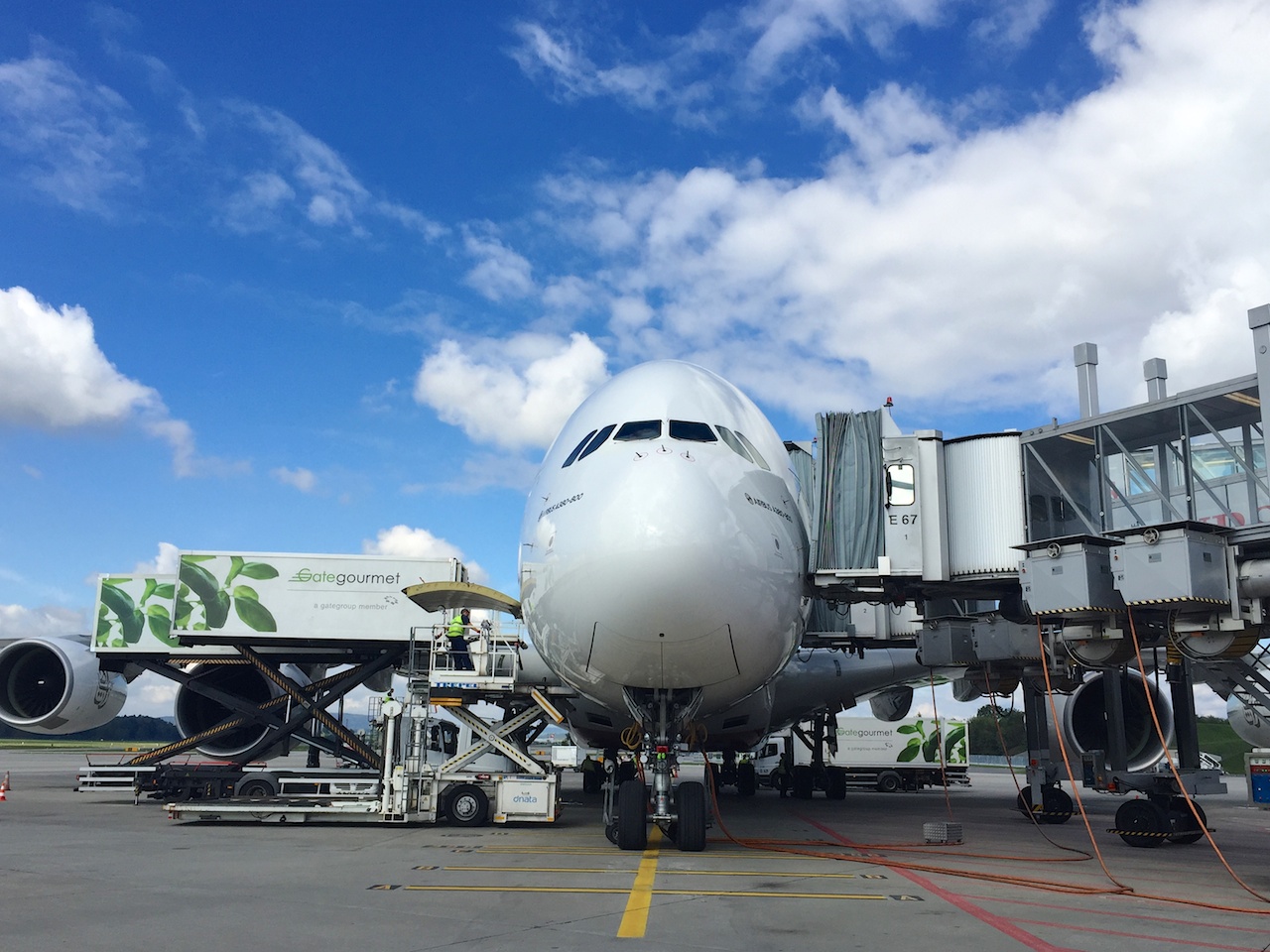 Von allen Seiten bedrängt: Der Emirates A380 am Gate in Zürich