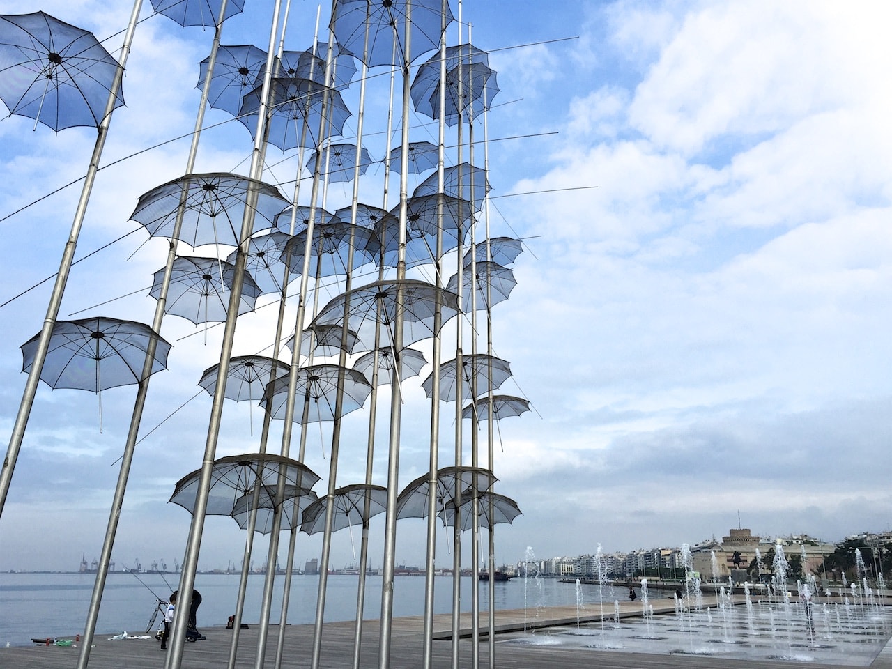 Umbrellas-Skulptur von George Zongolopoulos in Thessaloniki.
