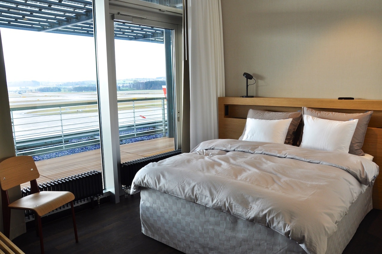 Sogar Schlafzimmer mit Ausblick auf den Flughafen gibts für First-Class-Passagiere.