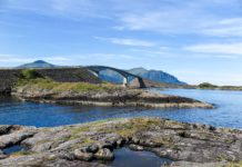 On the Edge: Unterwegs auf der Atlantic Ocean Road Keine spektakuläre Krümmung aus diesem Blickwinkel, aber trotzdem schön anzusehen